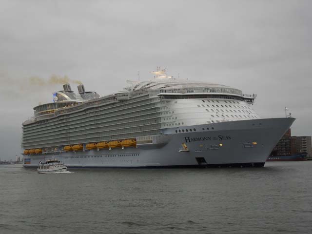 Cruiseschip ms Harmony of the Seas van Royal Caribbean International aan de Cruise Terminal Rotterdam